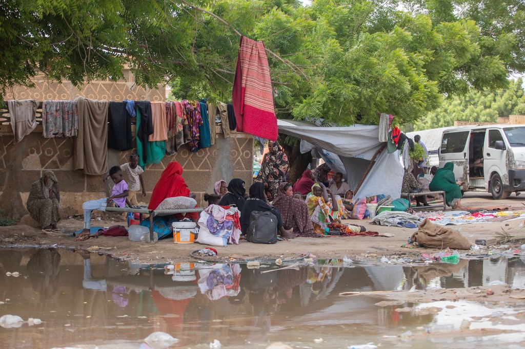 Displaced families, with children, who fled Sennar state in southeastern Sudan shelter in Kassala state.
